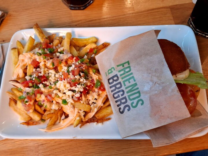 Lounas Itiksen Friends & BRGRSissa