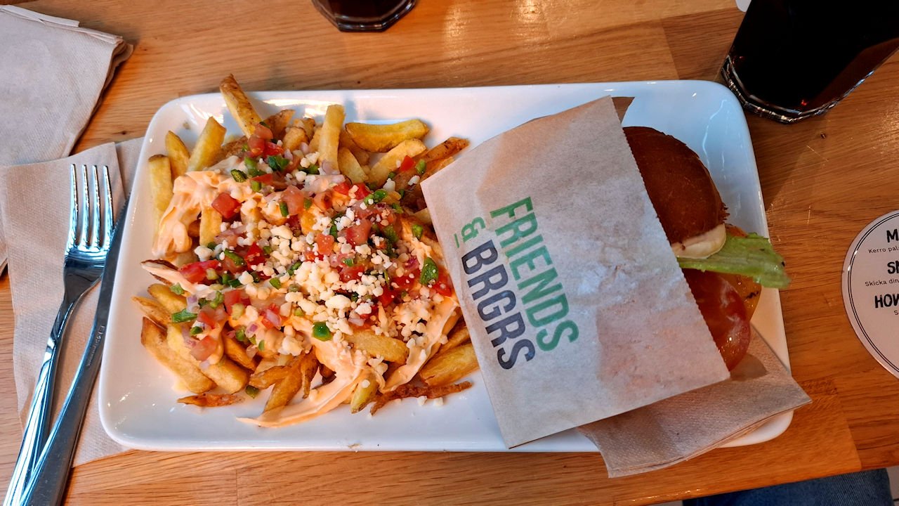 Lounas Itiksen Friends & BRGRSissa