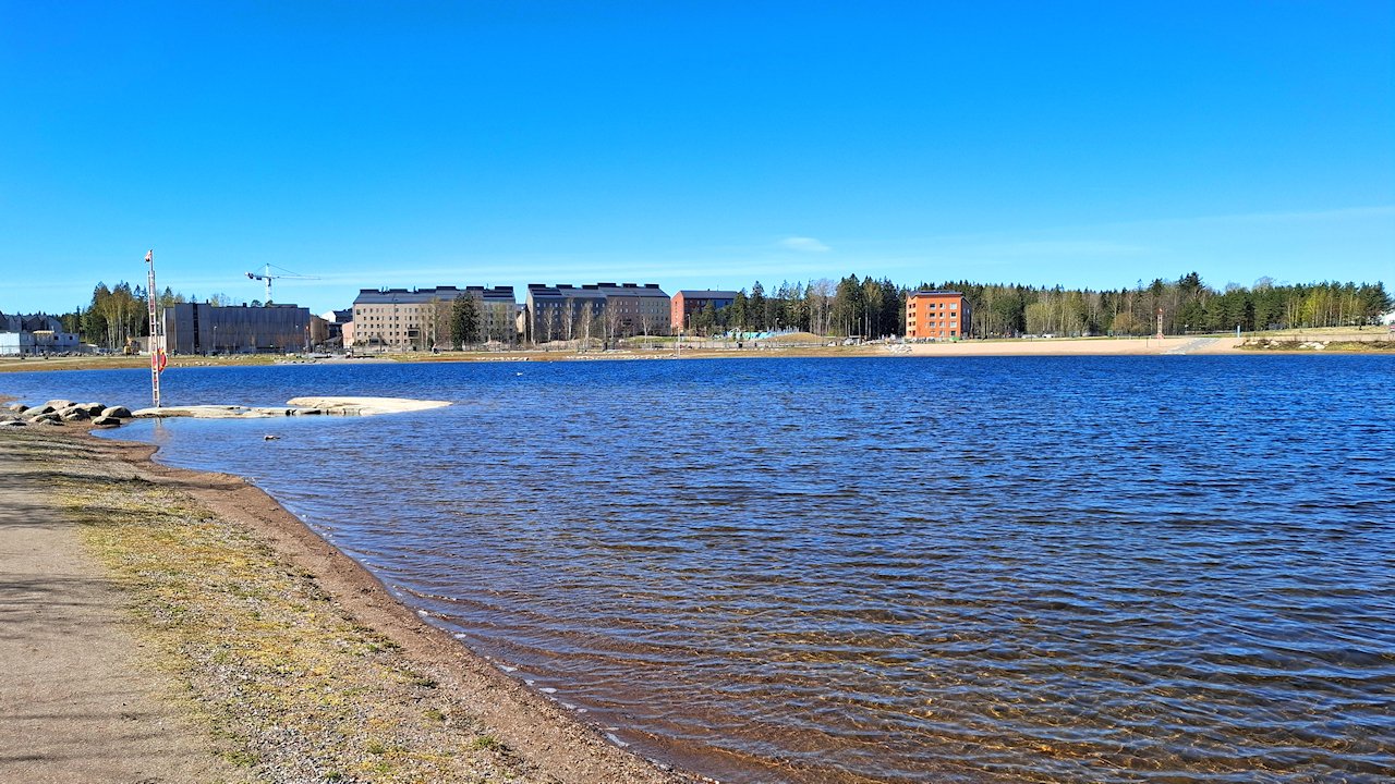 kevätkävelyllä näkyi myös Kuninkaantammen taloja