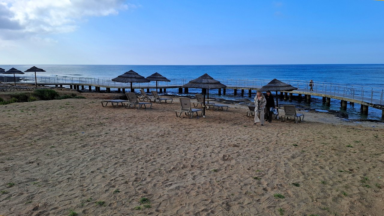 Agia Napan mielenkiintoisen rantapromenadin silta