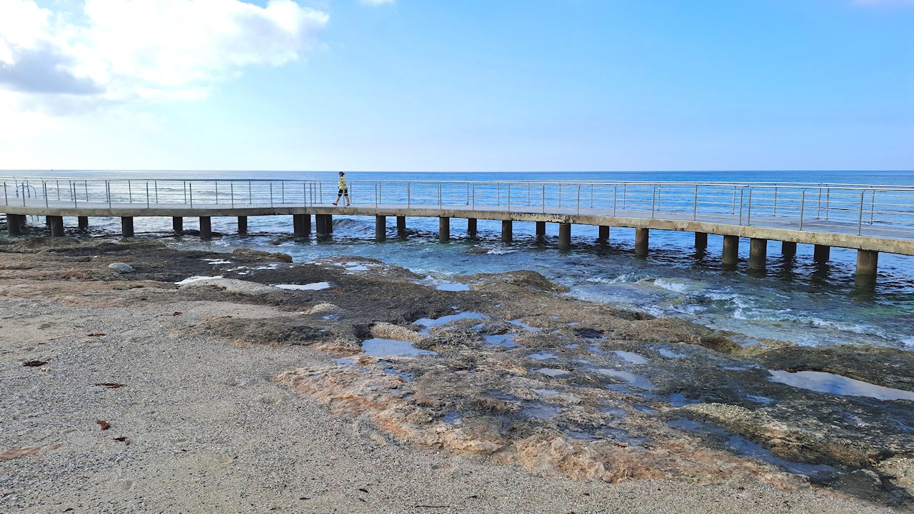 Agia Napan mielenkiintoisen rantapromenadin silta