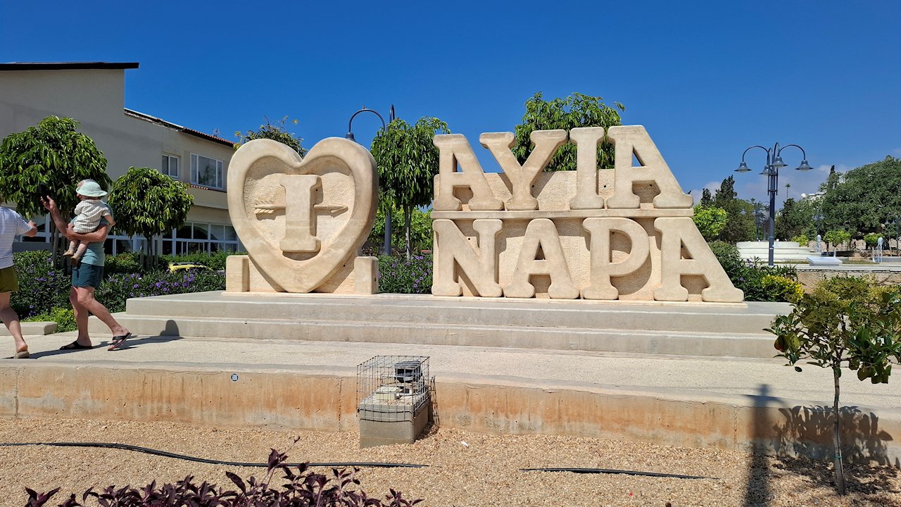 Agia Napan keskusaukion monumentti