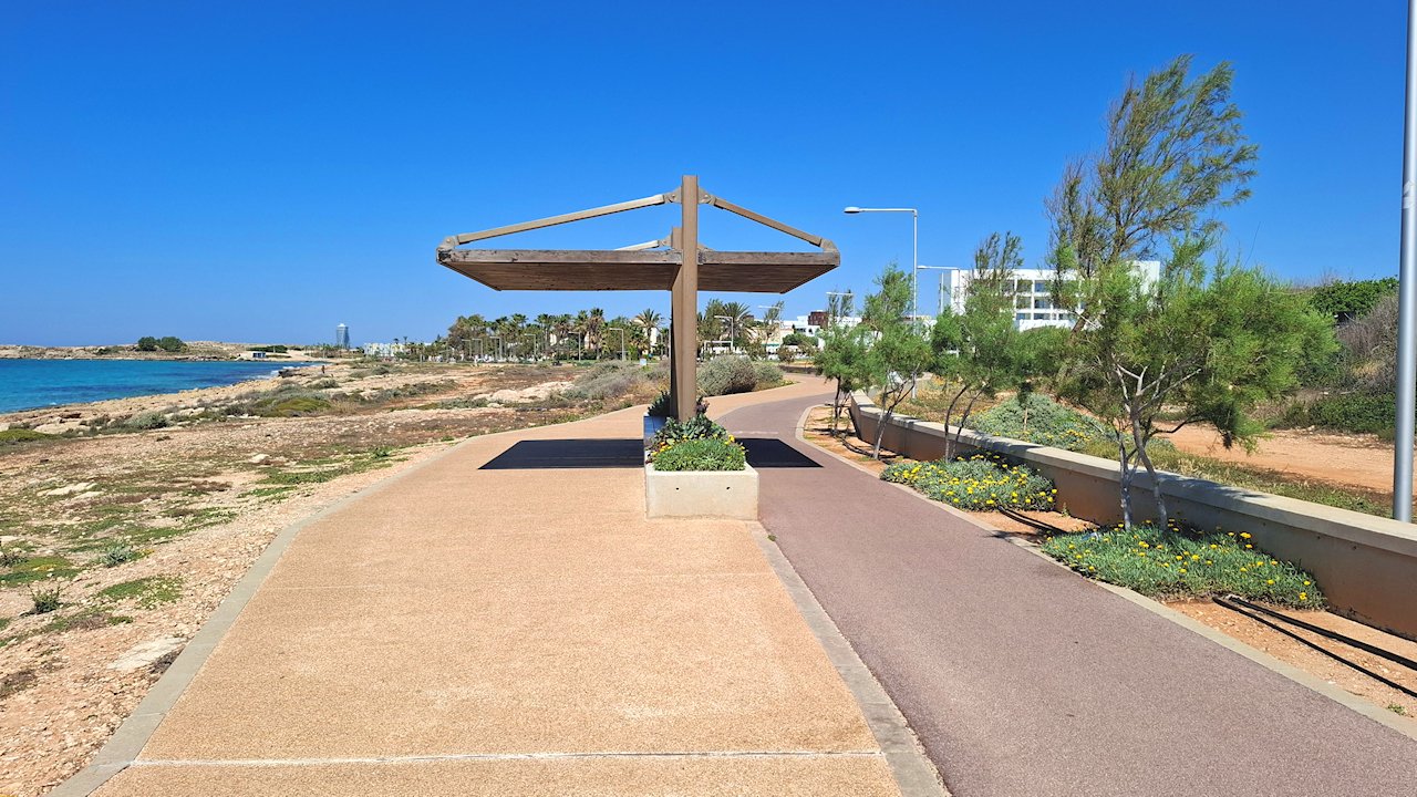 Agia Napan mielenkiintoinen rantapromenadi