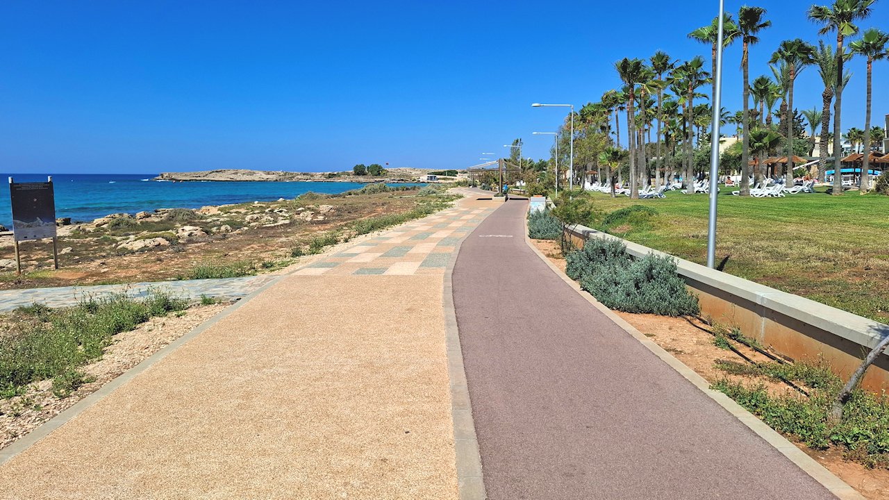 Agia Napan mielenkiintoinen rantapromenadi