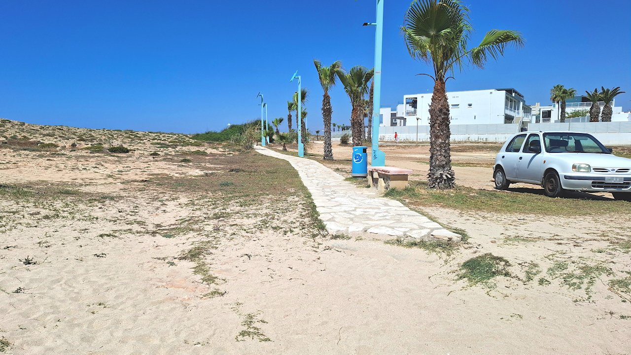 Agia Napan rantapromenadi jatkuu itsenäisenä polkuna Sandy Bayn jälkeen