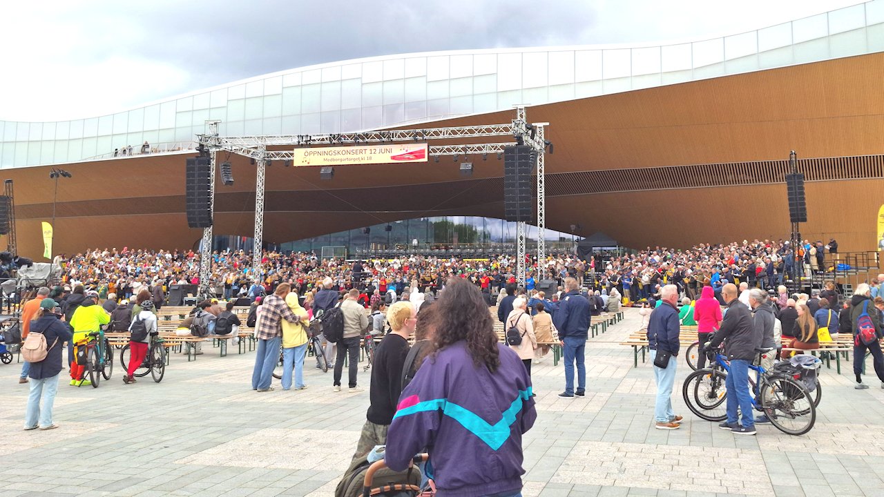 Helsinkipäivänä Kansalaistorilla laulettiin suvivirttä