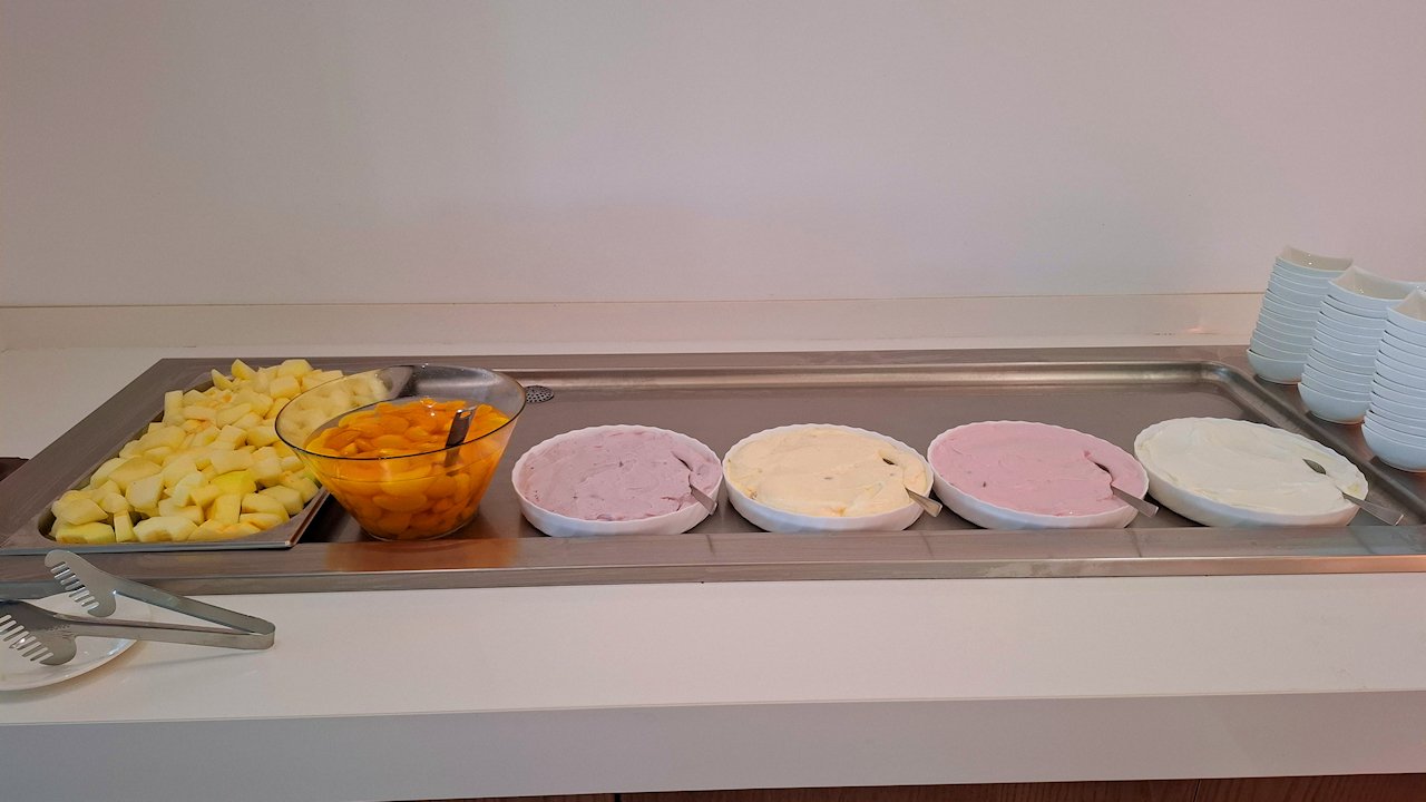 Jogurtit ja hedelmät