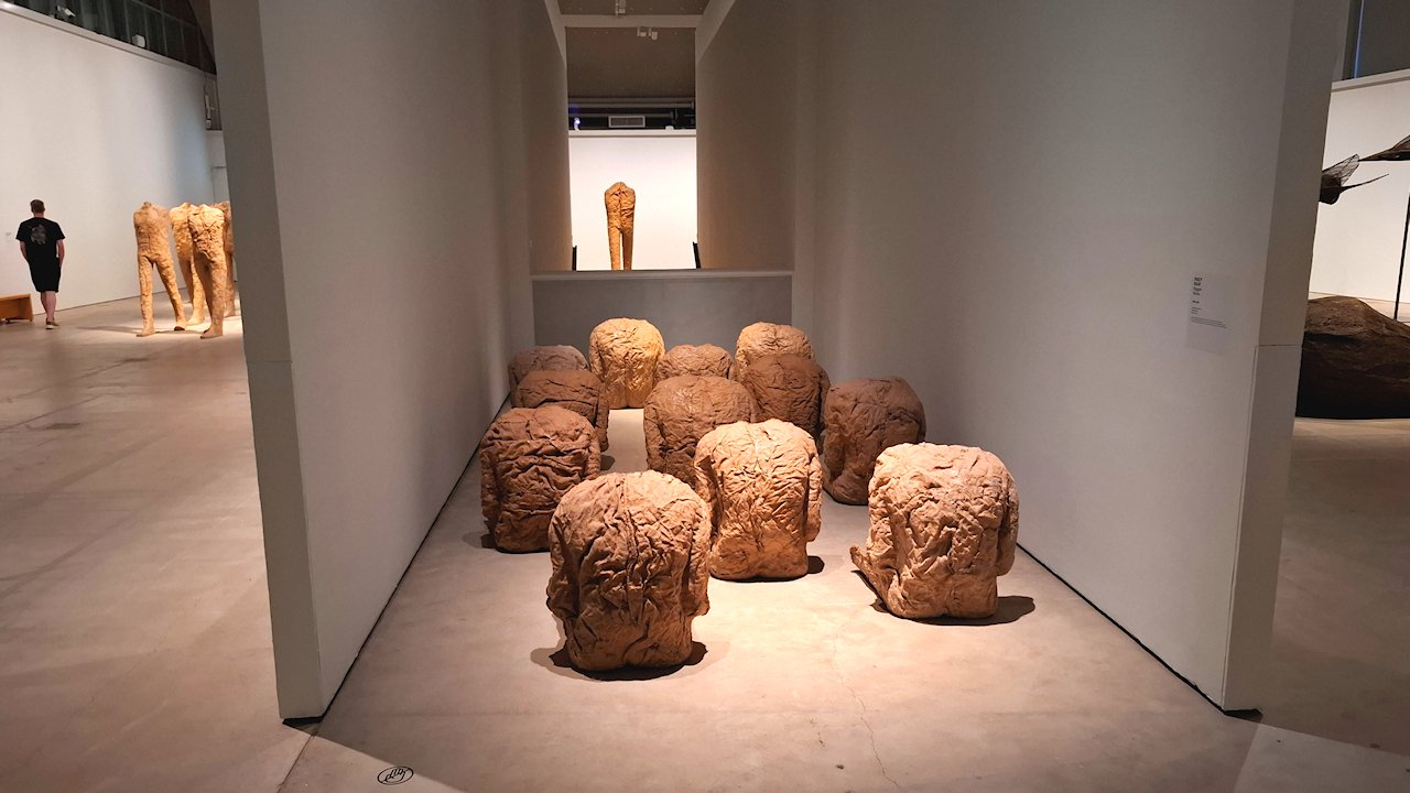 HAM-museo Magdalena Abakanowiczin juuttipatsaita