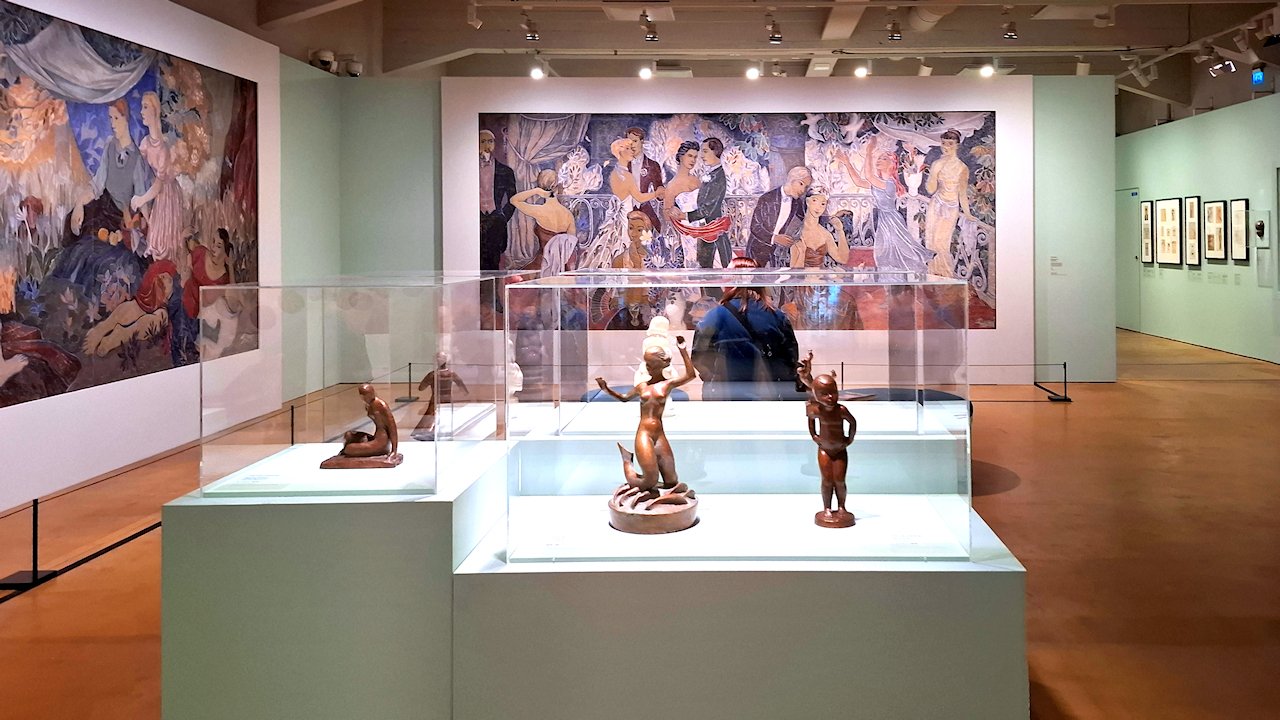 HAM-museo. Edessä Viktor Janssonin patsaita. Takana Tove Janssonin fresko