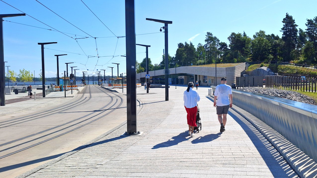 Korkeasaari on tavoitettavissa kävellen Finkensiltaa pitkin