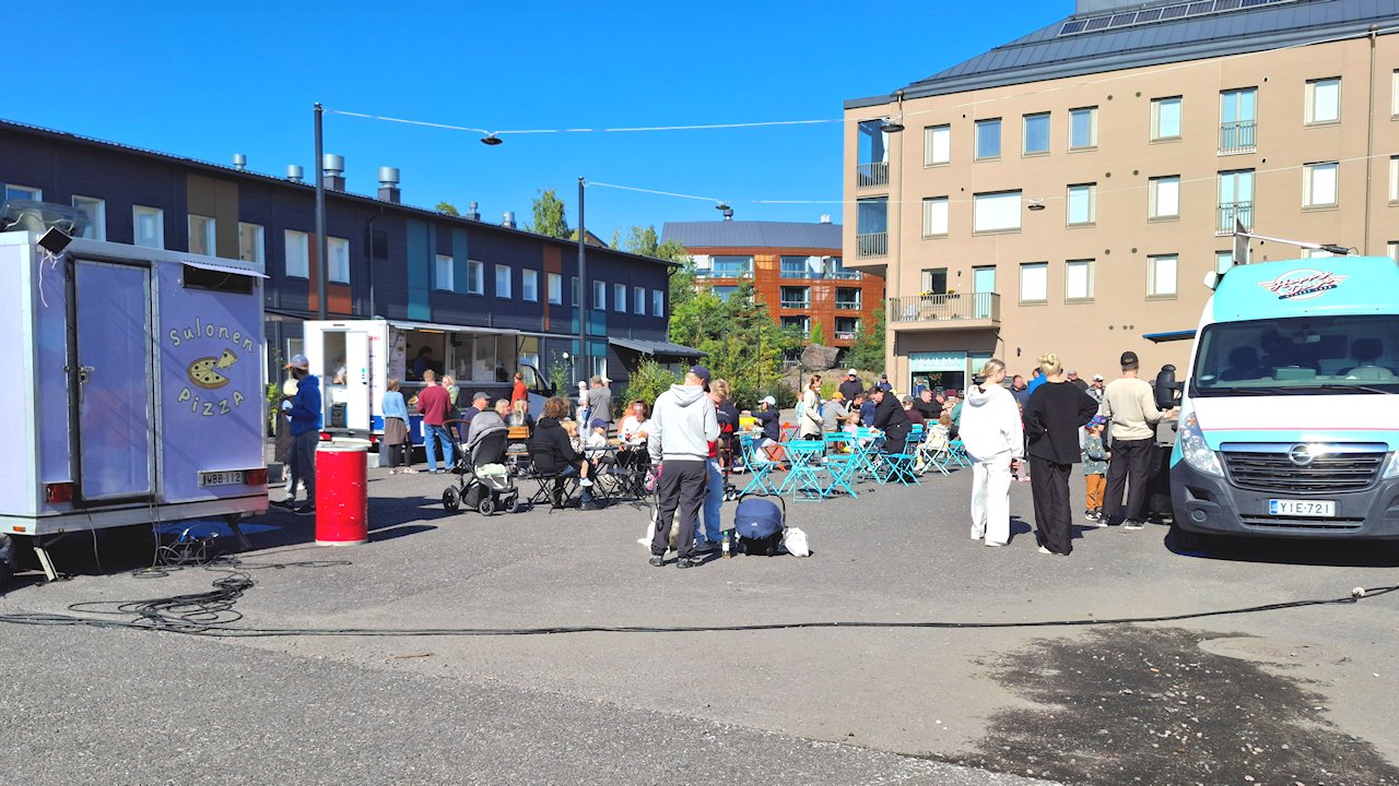 Ihmisiä alkoi heti puolilta päivin kerääntyä Kuninkaantammen aukiolle Ruokarekkaralli nimiseen Streetfood festival -tapahtumaan.