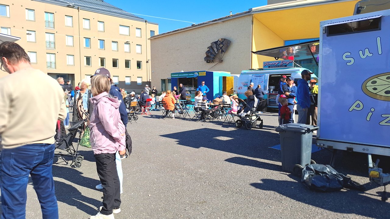 Ruokarekkaralli käsitti viisi erilaista ruokakojua tai autoa.