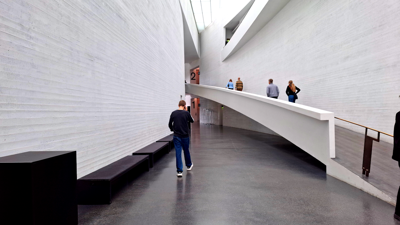 Kiasma
Kerroksiin voi mennä myös liuskoja pitkin. 