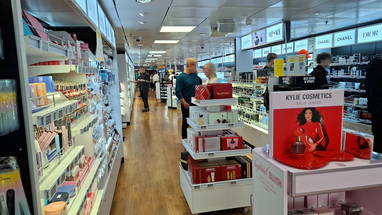 Myymälä M/S Finlandialla
Kosmetiikka